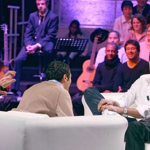 EXCLUSIF. L'acteur français Jamel Debbouze plaisante avec Eric Judor et Ramzy Bedia lors de l'enregistrement de l'émission 'Un Samedi Soir Avec Jamel Debbouze' présentée par Michel Drucker le 8 décembre 2004 à Paris, France. Photo par Jean-Jacques Datchary/ABACA.