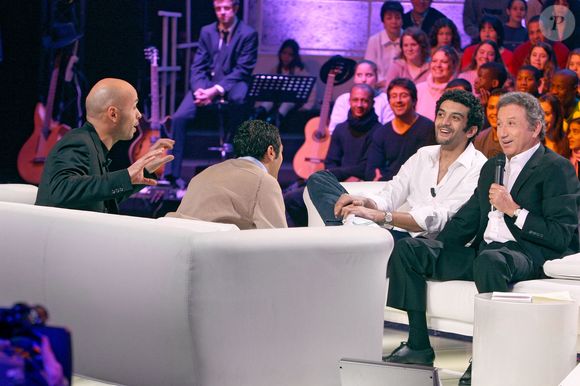 EXCLUSIF. L'acteur français Jamel Debbouze plaisante avec Eric Judor et Ramzy Bedia lors de l'enregistrement de l'émission 'Un Samedi Soir Avec Jamel Debbouze' présentée par Michel Drucker le 8 décembre 2004 à Paris, France. Photo par Jean-Jacques Datchary/ABACA.