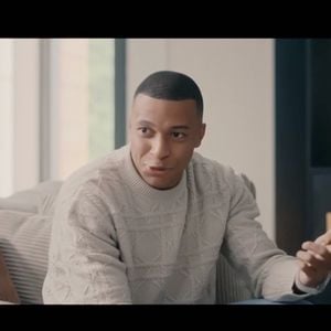 Kylian Mbappé face à Mouloud Achour dans l'émission "Clique". (Capture d'écran)