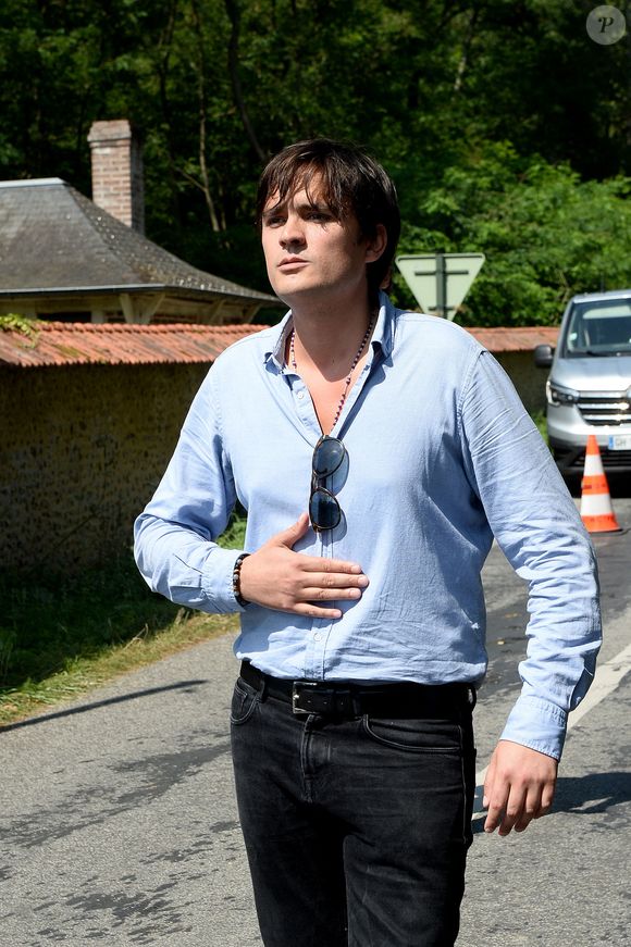 Anthony Delon et son demi-frère Alain-Fabien découvrent les hommages devant les grilles de la propriété de Douchy, quelques heures avant les obsèques de leur père, A.Delon, le 24 août 2024. 
Crédit : Agence / Bestimage