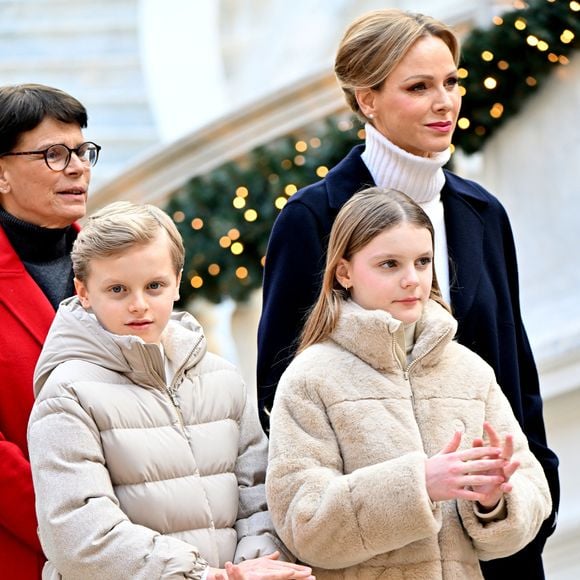 Le prince Albert II de Monaco, la princesse Charlene et leurs enfants la princesse Gabriella et le prince héréditaire Jacques ont accueilli les enfants monégasque pour le traditionnel arbre de Noël du Palais à Monaco, le 17 décembre 2025. La famille princière a assisté à un spectacle dans la cour d'honneur du Palais puis a distribué cadeaux et friandises avec l'aide de la princesse Stéphanie de Monaco, et de ses enfants, Louis Ducruet et Camille Gottlieb. © Bruno Bebert/Bestimage