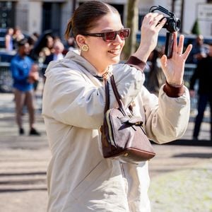 Louane (Louane Emera) aux arrivées au défilé Miu Miu Collection Femme Prêt-à-Porter Automne/Hiver 2026-2027 lors de la Fashion Week de Paris (PFW) au palais d'lena conseil Economique, social et environnemental, à Paris, France, le 10 mars 2026. © Denis Guignebourg/Bestimage