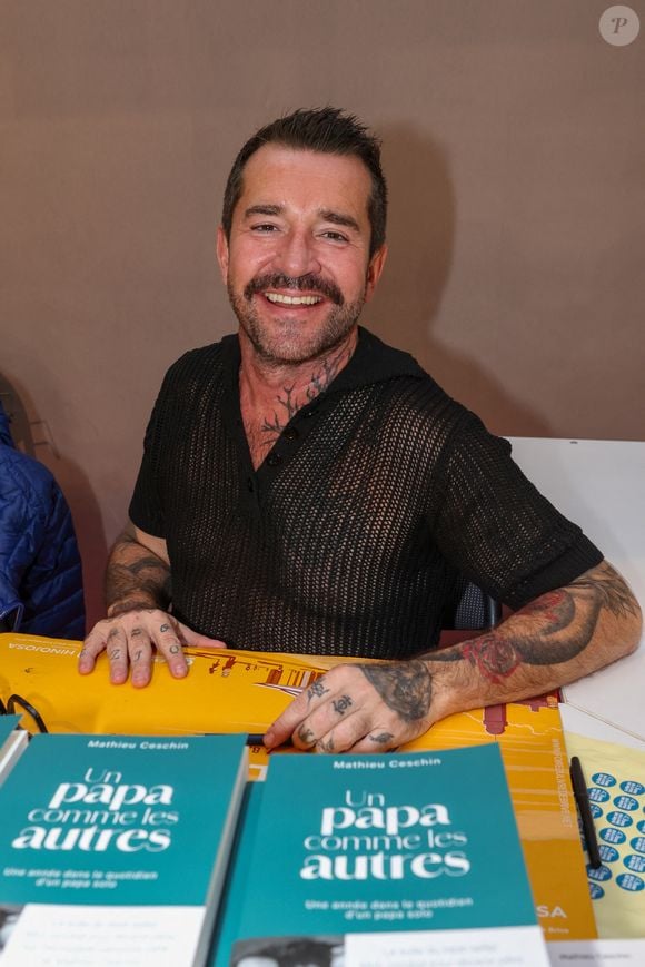 Ce lundi 8 décembre 2025, il annonce que sa maladie est revenue. Mathieu Ceschin à la Hall Georges Brassens de Brive-la-Gaillarde pour la 43 ème Foire du Livre de Brive, le 8 novembre 2025. © Jean-Marc Lhomer/Bestimage