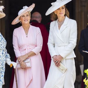 Engagée auprès des femmes victimes de violences sexuelles en temps de guerre, Sophie agit sans chercher la lumière.

Sophie, duchesse d'Édimbourg (Sophie Rhys-Jones, duchesse d'Édimbourg) et Catherine, princesse de Galles (Catherine "Kate" Middleton, princesse de Galles) - Des membres de la famille royale britannique lors de la cérémonie annuelle de l'Ordre de la Jarretière à la chapelle Saint-Georges, au château de Windsor, le 16 mai 2025. @Backgrid UK/ Bestimage
