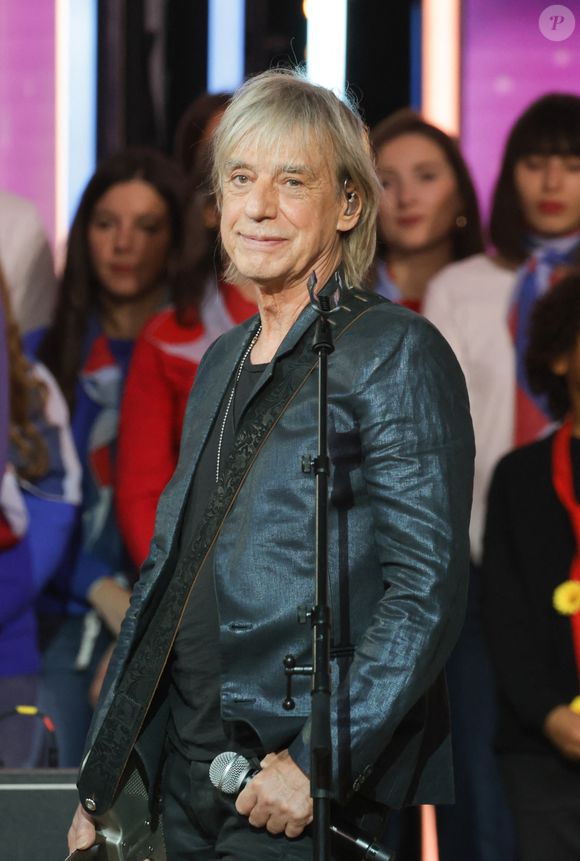Le concert a permis de récolter des fonds supplémentaires pour le projet.

Jean-Louis Aubert - Les célébrités se mobilisent pour la 38ème édition du Téléthon dans les studios de France 2 à Paris © Coadic Guirec / Bestimage