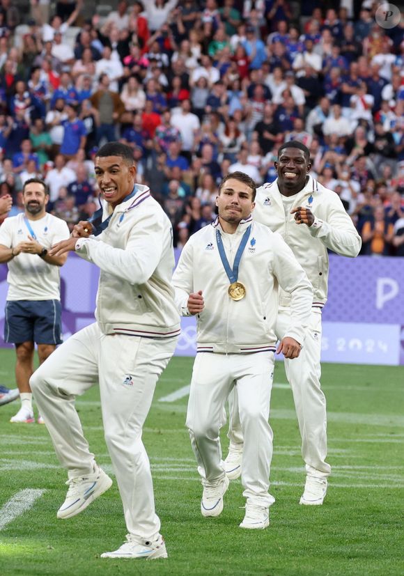 "Il y a un an, nous écrivions une page du rugby français. Une médaille d’or qui nous liera à vie. Merci aux supporters de nous avoir portés jusqu’au sommet. Que d’émotions", a-t-il écrit en légende de son post.

Antoine Dupont - Podium - La France remporte la finale en Rugby à 7 après sa victoire face à Fidji (et sa première médaille d'or) lors des Jeux Olympiques (JO) de Paris 2024 au Stade de France à Saint-Denis, Seine Saint-Denis, France, le 27 juillet 2024. © Jacovides-Perusseau/Bestimage