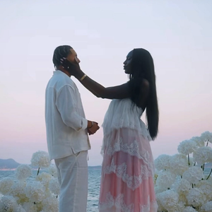 Quoiqu'il en soit la séquence dévoilée par RK présente bien cette soirée comme une demande en mariage adressée à Aya Nakamura

Le rappeur RK a partagé la vidéo de sa demande en mariage à Aya Nakamura sur Instagram le 7 août 2026.