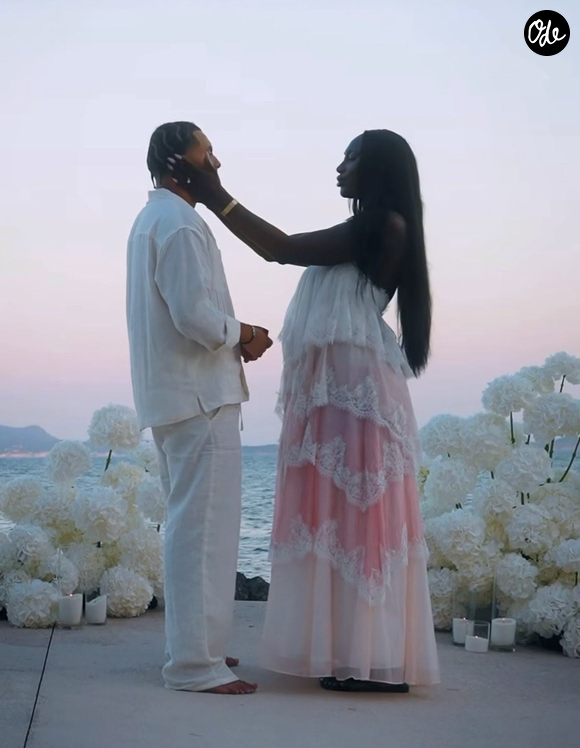 Quoiqu'il en soit la séquence dévoilée par RK présente bien cette soirée comme une demande en mariage adressée à Aya Nakamura

Le rappeur RK a partagé la vidéo de sa demande en mariage à Aya Nakamura sur Instagram le 7 août 2026.