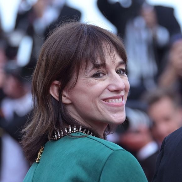 A l'affiche de la série "Etoile", diffusée sur Amazon Prime, la comédienne de 50 ans s'éssaie ainsi au monde de la série. 
Charlotte Gainsbourg - Montée des marches de "The Phoenician Scheme" lors du 78ème Festival International du Film de Cannes, le 18 mai 2025.
© Rachid Bellak/Bestimage
