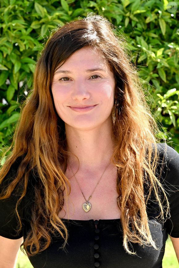 Alice Pol durant la 28ème édition du Festival du Livre de Nice au Jardin Albert 1er. © Bruno Bebert / Bestimage
