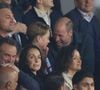Le prince William et son fils George étaient présents hier au Parc des Princes.
Le prince William, prince de Galles, et son fils, le prince George de Galles, laissent éclater leur joie suite au but marqué par M.Rogers (Aston Villa) lors du match aller de la Ligue des Champions face au PSG au Parc des Princes.
© Cyril Moreau / Bestimage