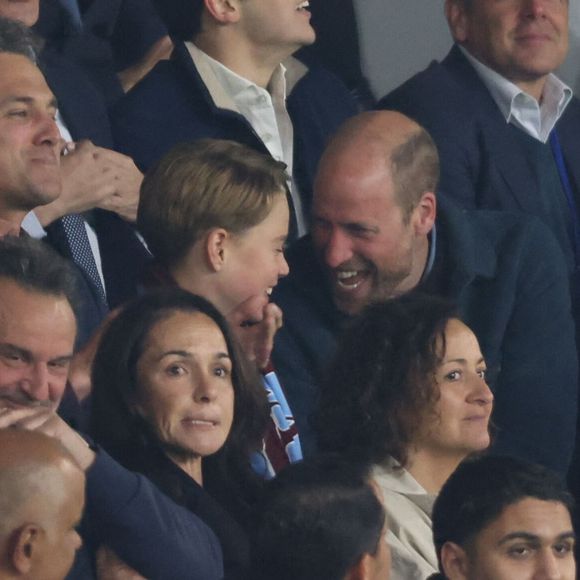 Le prince William et son fils George étaient présents hier au Parc des Princes.

Le prince William, prince de Galles, et son fils, le prince George de Galles, laissent éclater leur joie suite au but marqué par M.Rogers (Aston Villa) lors du match aller de la Ligue des Champions face au PSG au Parc des Princes.
© Cyril Moreau / Bestimage