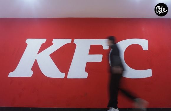 Cette cession, qui sera finalisée au cours du troisième trimestre de l'année 2026, permet ainsi à la maison mère de concentrer ses investissements sur ses divisions les plus rentables.

Un passant marche devant un restaurant KFC à Hangzhou, dans la province du Zhejiang (est de la Chine), le 24 décembre 2024. Cost Foto / Bestimage.