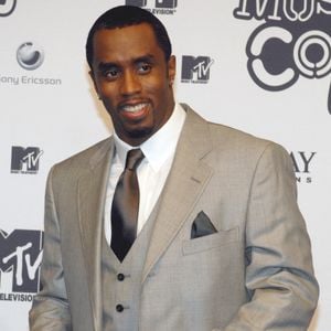 Sean 'P. Diddy' Combs pose pour des photos dans la salle de presse des MTV Europe Awards 2006, qui se sont déroulés au Bella Center à Copenhague, au Danemark, le 2 novembre 2006. Photo by Nicolas Khayat/ABACAPRESS.COM