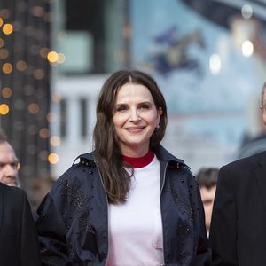 Dieudo Hamadi, Juliette Binoche, Hong Sang-soo - Montée des marches de la cérémonie de clôture du 78ème Festival International du Film de Cannes, au Palais des Festivals à Cannes. Le 24 mai 2025
© Olivier Borde/ Bestimage