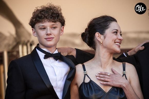 Très discrète sur sa vie familiale, l’actrice tient à préserver ses enfants de l’exposition médiatique.

Marcel Canet et sa mère Marion Cotillard - Montée des marches du film « Karma » lors du 79ème Festival International du Film de Cannes, le 15 mai 2026. © Jacovides-Moreau / Bestimage
