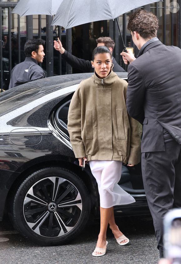 Tina Kunakey - Arrivées au défilé Jacquemus lors de la Fashion Week Masculine prêt-à-porter Automne/Hiver 2025-2026 à Paris, le 26 janvier 2025. 
© Denis Guignebourg / Bestimage