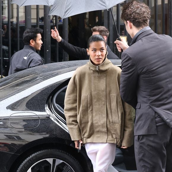 Tina Kunakey - Arrivées au défilé Jacquemus lors de la Fashion Week Masculine prêt-à-porter Automne/Hiver 2025-2026 à Paris, le 26 janvier 2025. 
© Denis Guignebourg / Bestimage