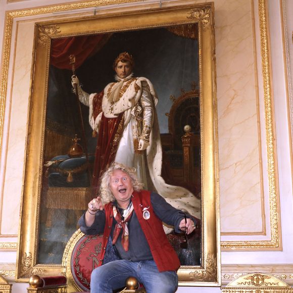 L'ancienne star d'Affaire conclue qui avait fait les beaux jours de l'émission durant plusieurs années est en pleine tourmente. En effet, selon nos confrères du Parisien, le collectionneur de 54 ans devra bientôt quitter son célèbre Palais Vivienne, situé dans le IIe arrondissement de Paris.

Exclusif - Rendez-vous avec Pierre-Jean Chalençon au Palais Vivienne à Paris. Le 11 octobre 2023
© Cédric Perrin / Bestimage