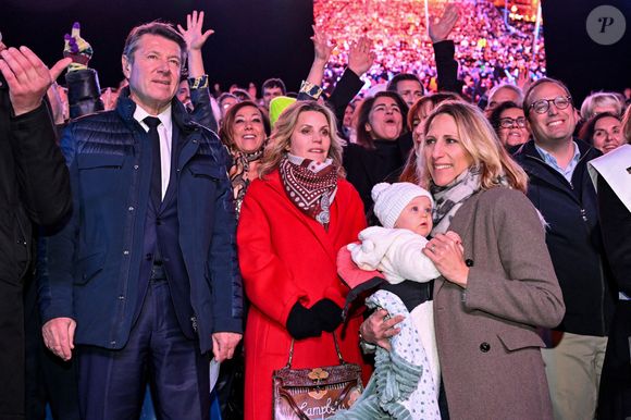Christian Estrosi, le maire de Nice, sa femme Laura Tenoudji Estrosi, Sarah Abitbol, Sarah Doraghi, Maud Fontenoy, la navigatrice et son 5eme enfant, sa fille Eléa, et Anthony Borré, le 1er adjoint au maire de la ville de Nice, durant la soirée d'ouverture de la 140eme édition du Carnaval de Nice "Roi des Oceans" à Nice, le 15 février 2025. © Bruno Bebert/Bestimage