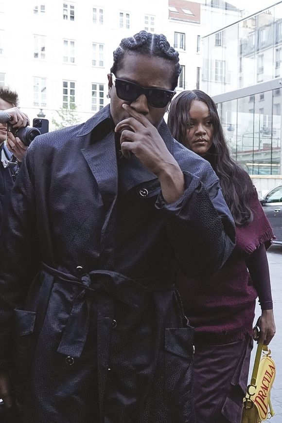 Rihanna et ASAP Rocky ont été vus au restaurant Siena à Paris. Le couple profite d'une sortie décontractée pour passer du temps ensemble dans la ville. @Backgrid USA / Bestimage Vendetta dailly / BACKGRID