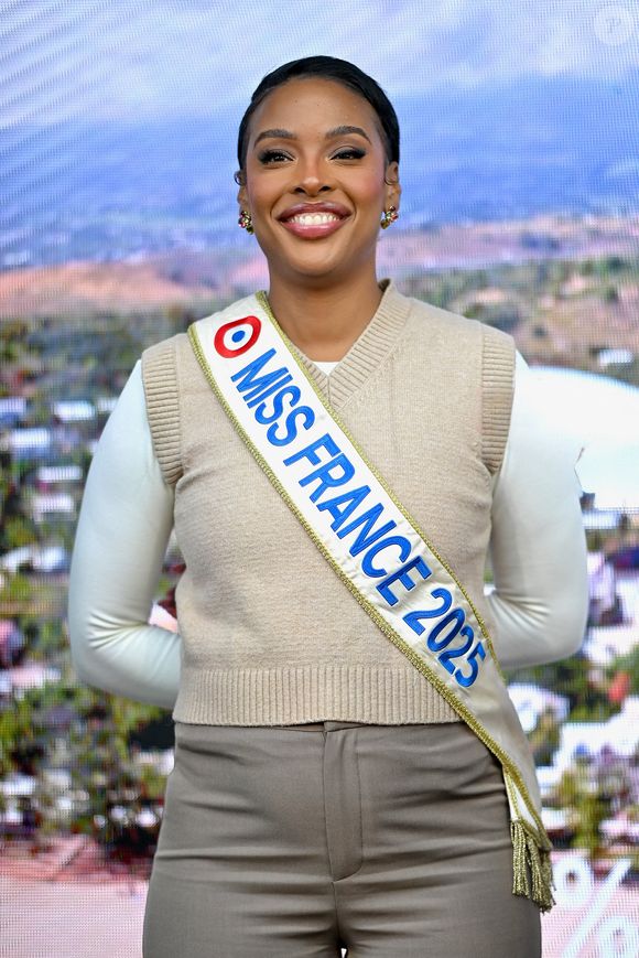 Refusant de se prononcer sur des sujets polémique, l'ex hôtesse de l'air avait suscité de vives réactions.

Miss France 2025 Angelique Angarni-Filopon le 24 octobre 2025 au Havre.
Photo par Franck Castel/ABACAPRESS.COM