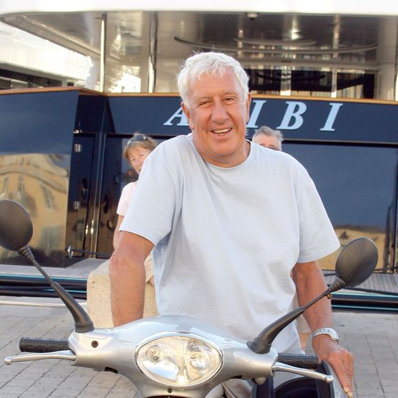 A 250 km au nord de la Guadeloupe et 240 km à l'est de Porto Rico, l'île de Saint-Martin offre un cadre de vie qui ferait rêver de nombreux français. 

Stéphane Collaro à Saint-Tropez.
DOMINIQUE JACOVIDES / BESTIMAGE