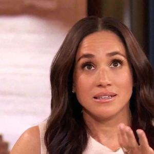 Dans une lettre adressée à la société de production Archewell, cette dernière demande un dédommagement d’au moins 10 millions de dollars...


Drew Barrymore surprend Meghan Markle avec une photo de la princesse Diana et commente également sa romance "chaude" avec le prince Harry dans l'émission The Drew Barrymore Show.