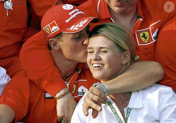 Michael Schumacher et Corinna Schumacher après la victoire en Hongrie. 

Photo : Steve Mitchell / Pa Photos / Bestimage