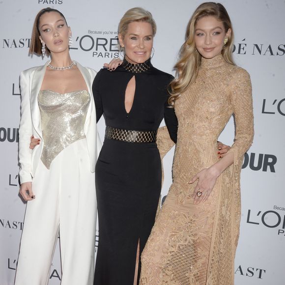 Bella Hadid avec sa soeur Gigi et leur mère Yolanda - People à la soirée Glamour Women of the year 2017 à New York le 13 novembre 2017.