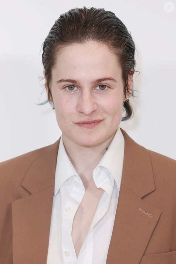 Christine And The Queens est d'abord devenu Chris, puis Redcar, deux évolutions qui revendiquent un genre plus masculin...

Christine And The Queens aka Redcar Rahim au défilé de mode Stella McCartney dans le cadre de la semaine de la mode à Paris le 5 mars 2025 à Paris, France. Photo par Jerome Domine/Abaca