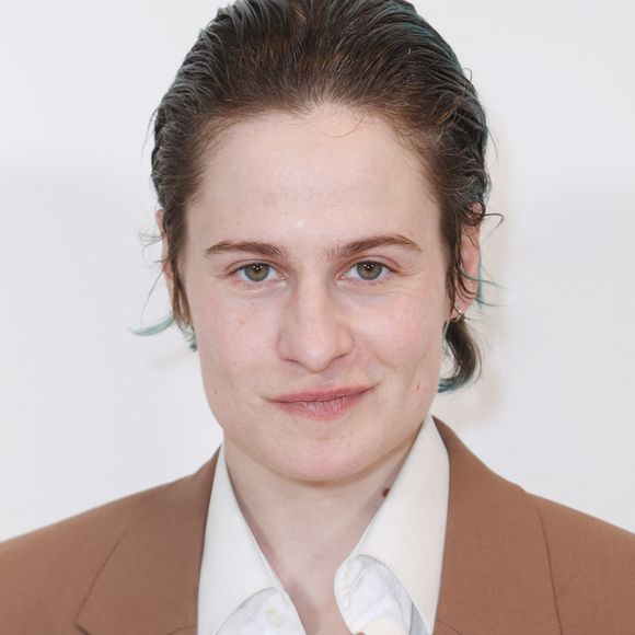 Christine And The Queens est d'abord devenu Chris, puis Redcar, deux évolutions qui revendiquent un genre plus masculin...

Christine And The Queens aka Redcar Rahim au défilé de mode Stella McCartney dans le cadre de la semaine de la mode à Paris le 5 mars 2025 à Paris, France. Photo par Jerome Domine/Abaca