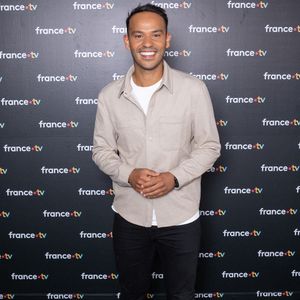 Mohamed Bouhafsi ne se lasse donc pas d’exercer son métier. Il est ravi d’être à la présentation de son "émission préférée", et les téléspectateurs le lui rendent bien.

Mohamed Bouhafsi assiste à la conférence de presse de France TV le 04 septembre 2024 à Paris, France. Photo par Nasser Berzane/ABACAPRESS.COM