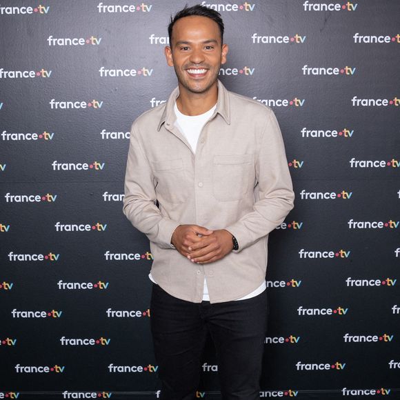 Mohamed Bouhafsi ne se lasse donc pas d’exercer son métier. Il est ravi d’être à la présentation de son "émission préférée", et les téléspectateurs le lui rendent bien.

Mohamed Bouhafsi assiste à la conférence de presse de France TV le 04 septembre 2024 à Paris, France. Photo par Nasser Berzane/ABACAPRESS.COM