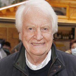Il s’est blessé à deux vertèbres et a subi une opération.

André Dussolier pour Juliette dans son bain sur Arte. - Rendez-vous photo lors de la 24ème édition du festival Tv de Luchon. © Christophe Aubert via Bestimage