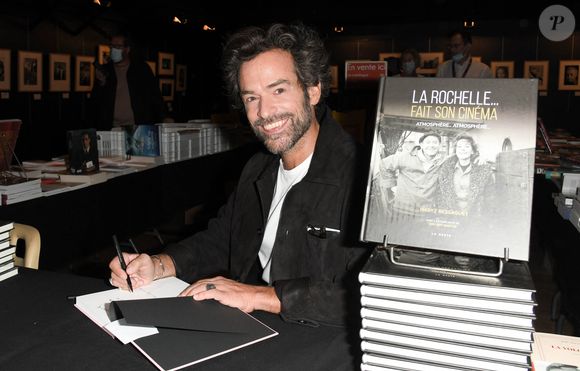 Romain Duris lors de l'inauguration de l'exposition "Feroce" de Romain Duris à l'espace Franquin lors du festival du film francophone de Angoulême le 24 août 2021.

© Coadic Guirec / Bestimage