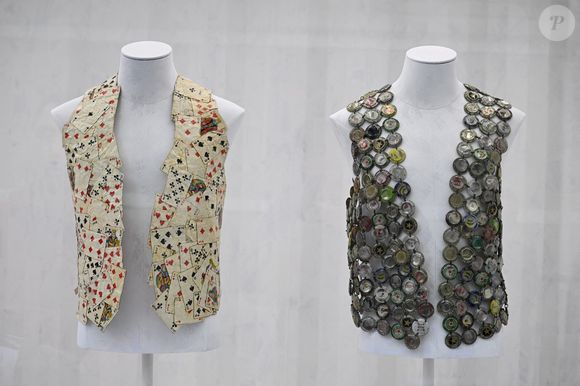(260402) -- SHANGHAI, 2 avril 2026 Photo by Xinhua/ABACAPRESS.COM) -- Cette photo prise le 2 avril 2026 montre des objets exposés lors d'une exposition de Maison Margiela pendant la Semaine de la mode automne/hiver 2026 de Shanghai, dans l'est de la Chine, à Shanghai. Photo by Xinhua/ABACAPRESS.COM/Chen Haoming)