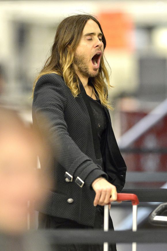 On ne le répètera jamais assez, le sommeil joue un rôle essentiel dans le bien être général. 
L'acteur et musicien Jared Leto révèle un grand bâillement tout en attendant patiemment dans la ligne de sécurité à LAX à Los Angeles, CA, USA le 17 Novembre 2013. Très probablement les signes d'un homme en voyage, car Jared vient de prendre l'avion hier pour les Governors Awards 2013 et un déjeuner tardif aujourd'hui avec les membres de son casting de son dernier film, Dallas Buyers Club, avant d'attraper un vol hors de la ville. Photo by GSI/ABACAPRESS.COM