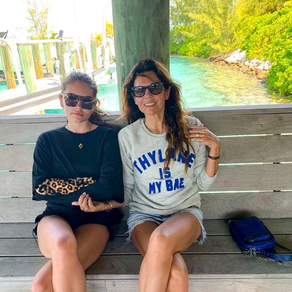 Thylane Blondeau et sa mère Véronika Loubry pendant leurs vacances en famille pour fêter les 18 ans de Thylane sur l'île de Staniel Cay, aux Bahamas, le 5 avril 2019.

© AGENCE / BESTIMAGE