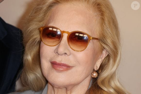D'origine bulgare, la chanteuse a toujours raconté son histoire. Sylvie Vartan assiste à la première de "Ma Mere, Dieu et Sylvie Vartan" au Pathe Palace à Paris le 17 mars 2025, France. Photo par Jerome Domine/ABACAPRESS.COM