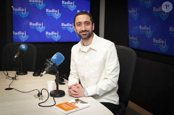 Le père de famille a également conseillé aux parents de très lever tôt leurs enfants avant la rentrée tout en ouvrant la fenêtre de leur chambre pour synchroniser "leur horloge biologique"  : "Ils vont se fatiguer dans la journée et ils vont se coucher un peu plus tôt."

Exclusif - Dr Jimmy Mohamed - Dr Jimmy Mohamed était l’invité de S.Nadjar sur Radio J à Paris, France, le 28 février 2023. © Jack Tribeca/Bestimage