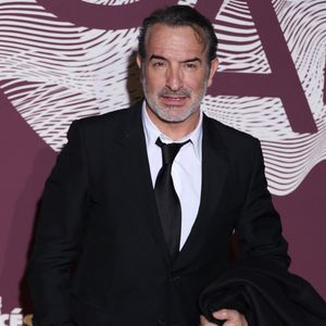 Jean Dujardin lors du photocall du dîner de la 51e cérémonie des César au Fouquet's à Paris, en France, le 27 février 2026. © Denis Guignebourg/Bestimage