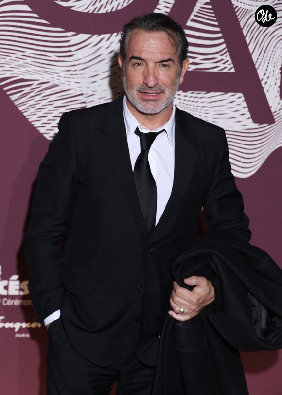 Jean Dujardin lors du photocall du dîner de la 51e cérémonie des César au Fouquet's à Paris, en France, le 27 février 2026. © Denis Guignebourg/Bestimage