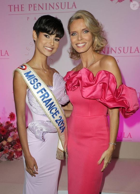 Eve Gilles (Miss France 2024) et Sylvie Tellier - Photocall du 5ème gala de charité de l'association "Les Bonnes Fées" à l'occasion de la campagne mondiale "Octobre Rose" à l'hôtel Peninsula, Paris le 3 octobre 2024. A l'occasion de la campagne mondiale "Octobre Rose", l'hôtel Peninsula Paris lance son programme caritatif "Peninsula in Pink", dont les bénéfices de 254 400 Euros seront reversés à l'association "Les Bonnes Fées". © Coadic Guirec/Bestimage