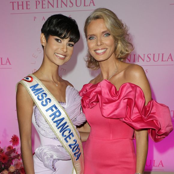Eve Gilles (Miss France 2024) et Sylvie Tellier - Photocall du 5ème gala de charité de l'association "Les Bonnes Fées" à l'occasion de la campagne mondiale "Octobre Rose" à l'hôtel Peninsula, Paris le 3 octobre 2024. A l'occasion de la campagne mondiale "Octobre Rose", l'hôtel Peninsula Paris lance son programme caritatif "Peninsula in Pink", dont les bénéfices de 254 400 Euros seront reversés à l'association "Les Bonnes Fées". © Coadic Guirec/Bestimage