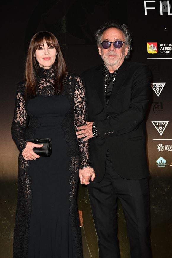 Tim Burton et sa compagne Monica Bellucci au photocall de la cérémonie de clôture du 71ème Festival du Film de Taormina, le 15 juin 2025 @Maurizio D'Avanzo/IPA via ZUMA Press