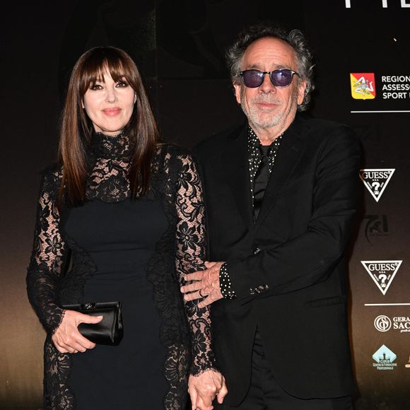 Tim Burton et sa compagne Monica Bellucci au photocall de la cérémonie de clôture du 71ème Festival du Film de Taormina, le 15 juin 2025 @Maurizio D'Avanzo/IPA via ZUMA Press