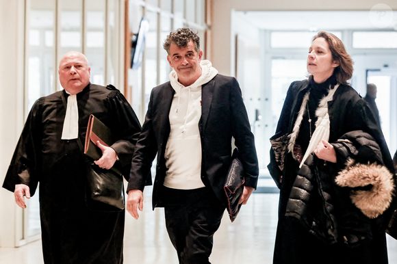 Stéphane Plaza arrive avec ses avocats Carlo Alberto Brusa et Hélène Plumet pour le verdict de son  procès pour violences sur deux anciennes compagnes, à Paris, France, le 18 février 2025. L'agent immobilier de 54 ans est jugé pour "violences physiques et/ou psychologiques habituelles par concubin" entre 2018 et 2022 sur une ancienne compagne, Amandine, ainsi que pour "violences psychologiques habituelles par concubin" sur Paola, entre 2021 et 2022. Stéphane Plaza reconnu coupable de "violences habituelles par concubin" et condamné à 12 mois de prison avec sursis. © Chrstophe Clovis/Bestimage
