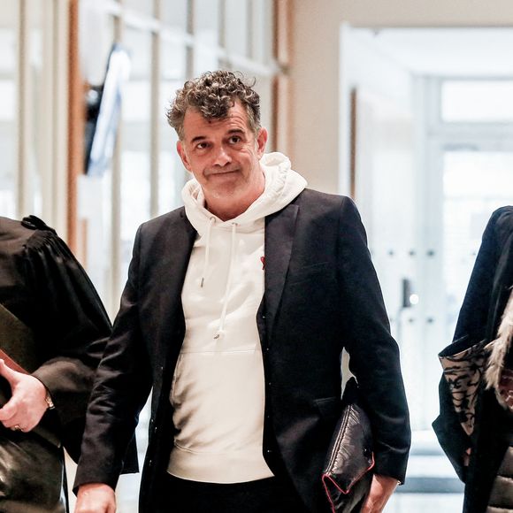 Stéphane Plaza arrive avec ses avocats Carlo Alberto Brusa et Hélène Plumet pour le verdict de son  procès pour violences sur deux anciennes compagnes, à Paris, France, le 18 février 2025. L'agent immobilier de 54 ans est jugé pour "violences physiques et/ou psychologiques habituelles par concubin" entre 2018 et 2022 sur une ancienne compagne, Amandine, ainsi que pour "violences psychologiques habituelles par concubin" sur Paola, entre 2021 et 2022. Stéphane Plaza reconnu coupable de "violences habituelles par concubin" et condamné à 12 mois de prison avec sursis. © Chrstophe Clovis/Bestimage
