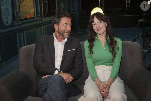 Exclusif - Bernard Montiel, la chanteuse Jain - Enregistrement de l'émission "OlympiaScope", présentée par B.Montiel et diffusée sur Olympia TV, une chaîne du groupe Canal+ et en replay sur myCANAL. Le 29 mai 2024. © Jack Tribeca/Bestimage